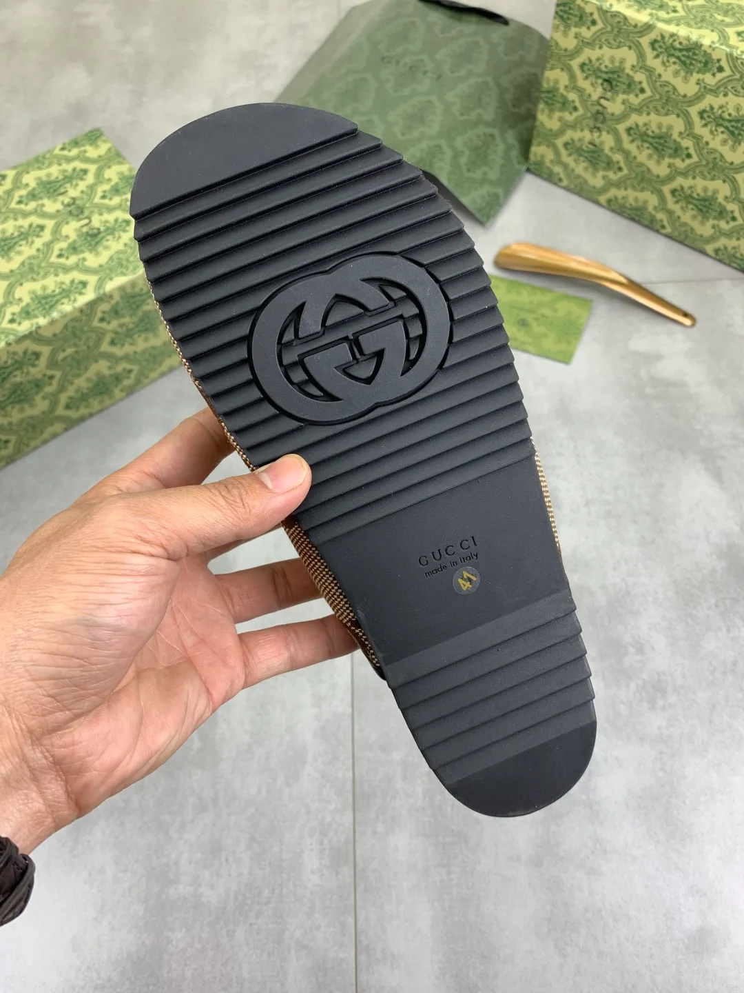 Men's shoes💰P340 💰[New model] Gucci half-drag business leather shoes hot selection (Gucci) official website latest Gucci half-drag business leather shoes, hot style 💥The version is simple and elegant, exclusive for trendy men. Unique official website latest brand original double G Embossed elements 👑 Original Gucci decoration, fashionable and elegant, original calfskin fabric ✅ Fully imported first-layer cowhide lining, wear-resistant, rubber business outsole specified on the official website, actual shot of the classic model at the counter 🎬 Size: 35-44 5⃣️colors available